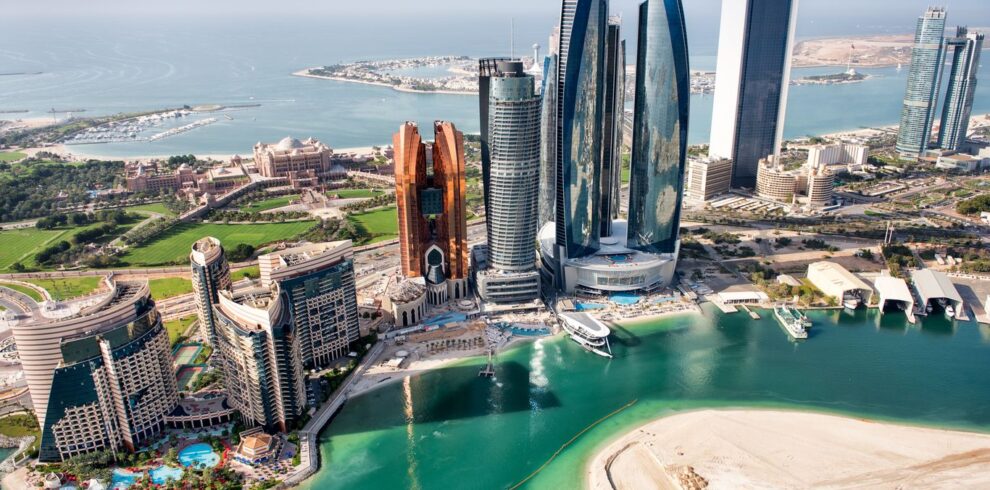 Vista moderna de Abu Dhabi con arquitectura contemporánea