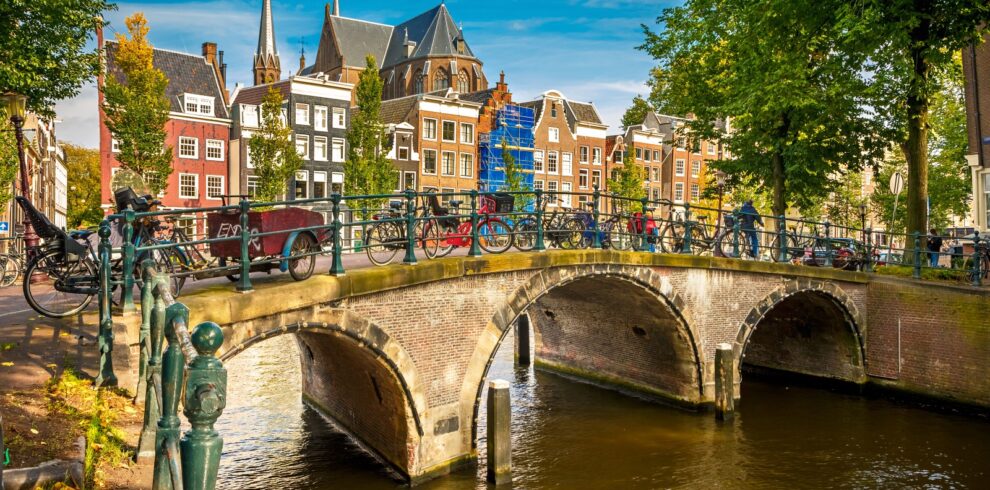 Canales y puentes de Ámsterdam con arquitectura tradicional