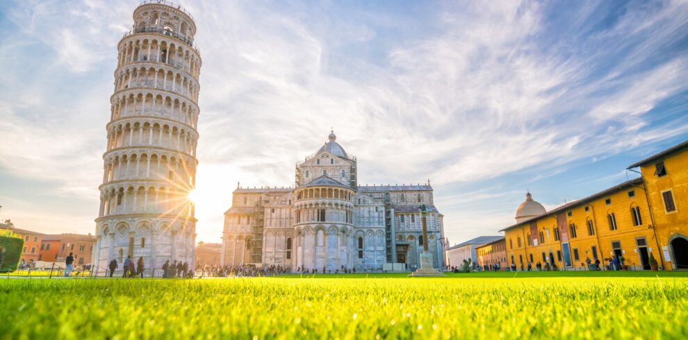 Torre inclinada de Pisa y catedral histórica en Italia