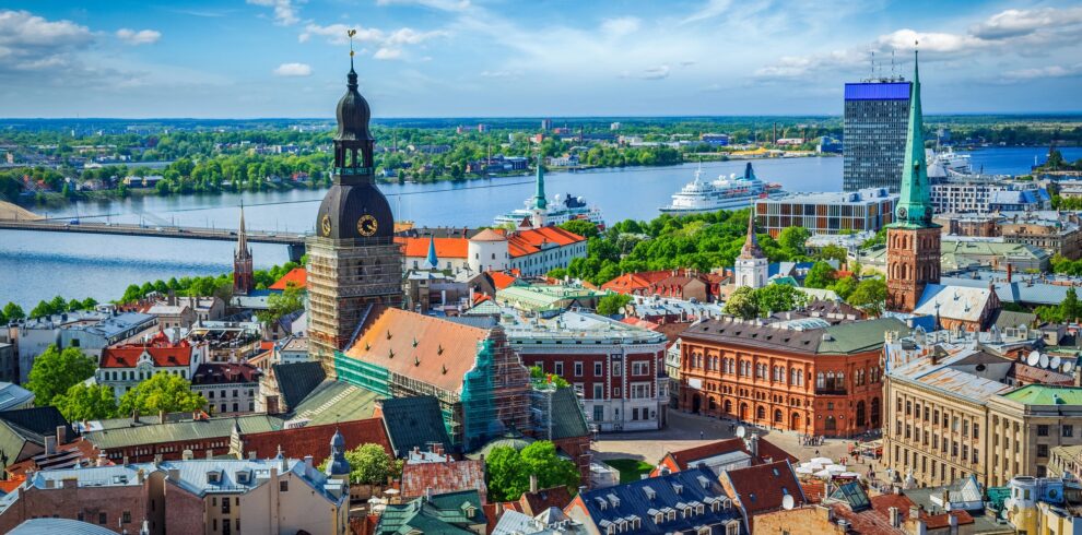 Vista del centro histórico de Riga, Letonia